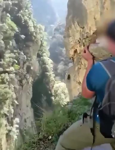 Amendă de 1,014,600 de lei pentru un turist. Gestul pe care l-a făcut pe marginea unei râpe