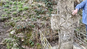 Descoperire stranie intr-un sat din Muntii Orastiei. Un localnic a gasit o cruce misterioasa in pamant, dupa ce nopti la rand un personaj dubios i-a aratat locul