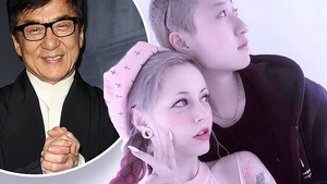 Fiica lui Jackie Chan doarme sub PODURI! De ce a fost data afara din casa si de ce actorul de la Hollywood nici nu se uita la ea!