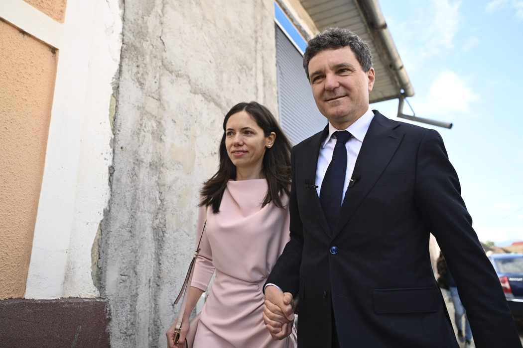 Mirabela Grădinaru și Nicușor Dan, în drum spre secția de votare/ Sursa foto: Inquam Photos/ Alex Nicodim
