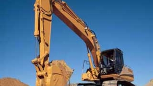 Un barbat a murit strivit de lama unui excavator pe care il repara