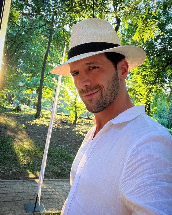 Familist, model și actor, Adrian Nartea dezvăluie cine i-a fost mentor: “Nu mai este printre noi!”