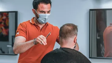 Câți lei are salariu un frizer în București, acum, în 2022. Se cere experiență de cel puțin 2 ani