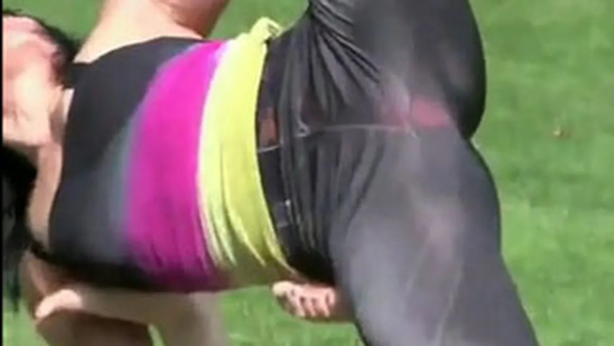 VIDEO Pitipoance la iarba verde! Ia uite-le cum s-au cracanat si si-au aratat chilotii fara rusine!