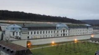 Un detinut periculos a luat ostatic un medic psihiatru intr-o inchisoare din Paris