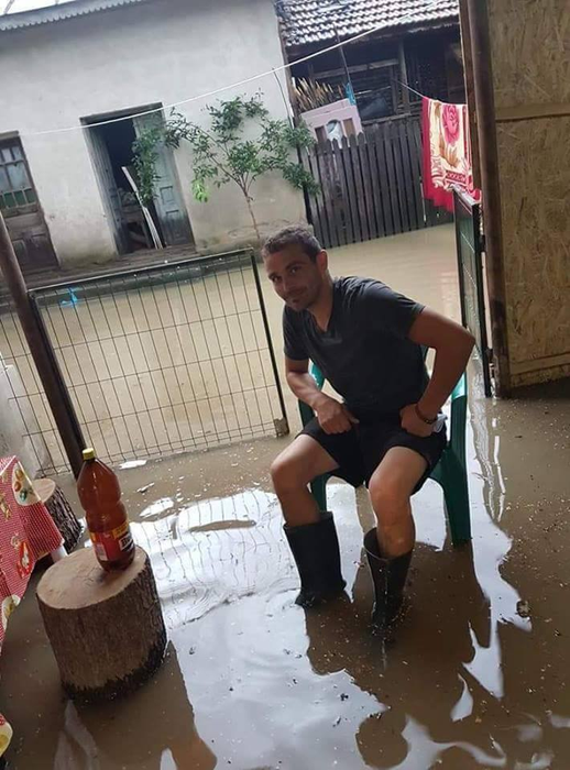 Unii dintre localnici au găsit puterea să facă haz de necaz