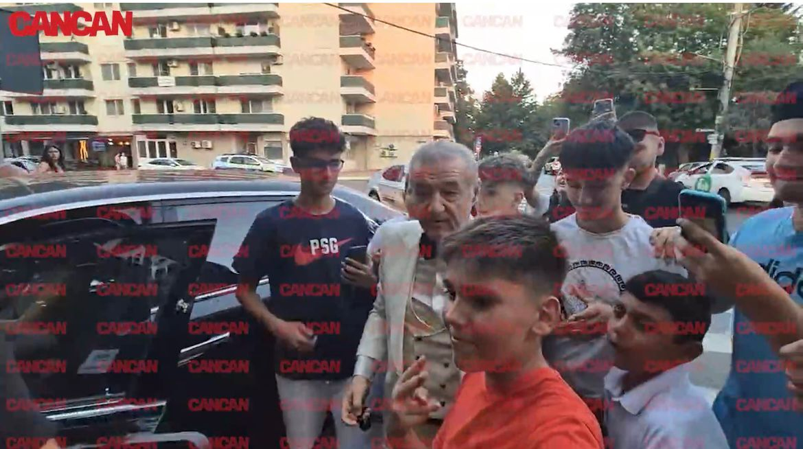 Patronul FCSB s-a dat jos din mașină pentru a face poze cu fanii săi