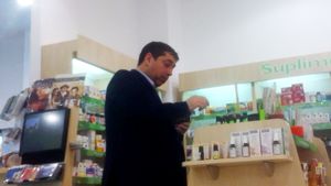 Sigur nu te asteptai sa-l vezi pe fostul ministru Cristian David la plafar! Uite-l cum alege cu ce sa-si parfumeze camera!