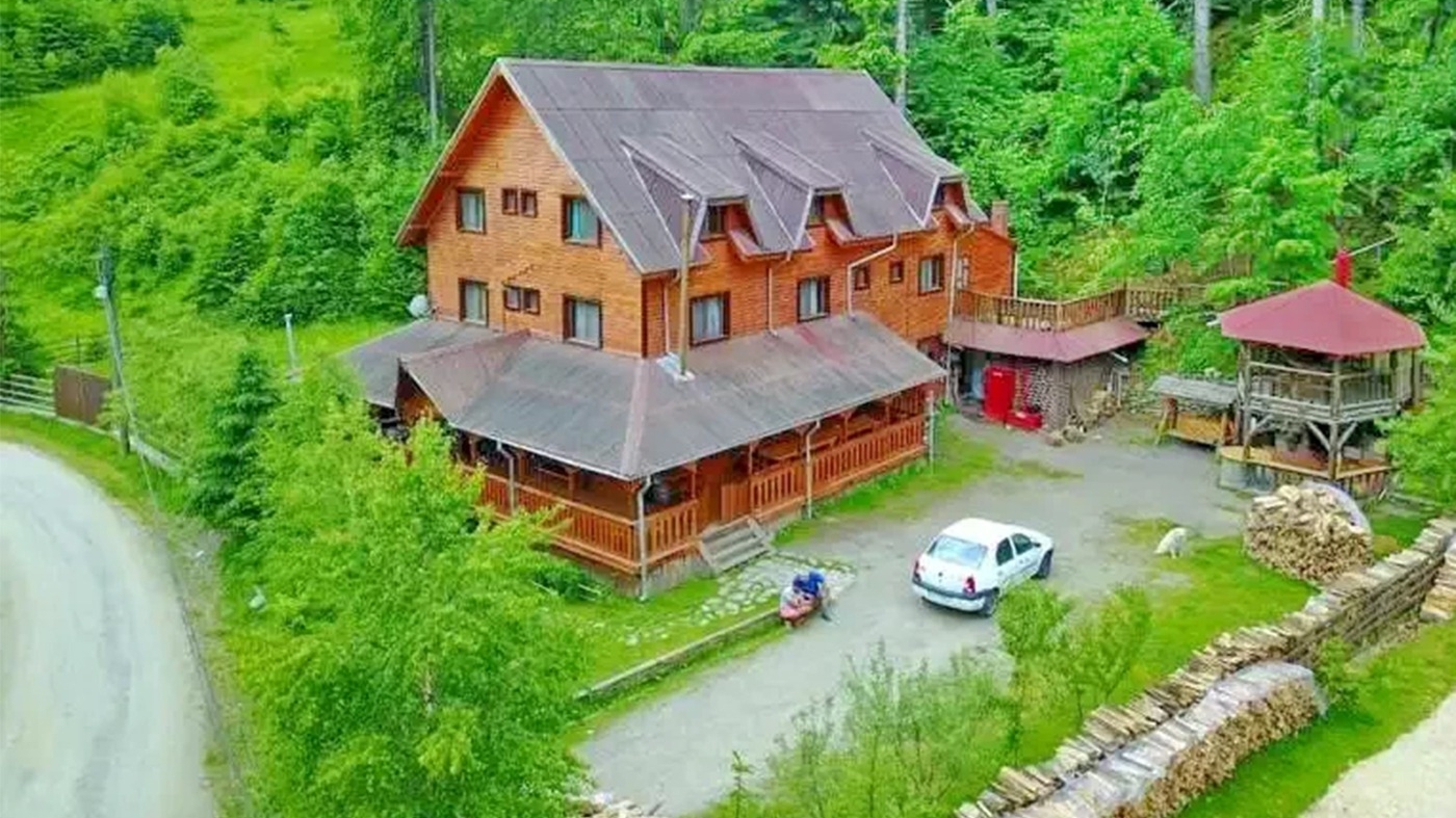 Ce a făcut un bistrițean, în timpul unui "teambuilding" din Cluj. A așteptat să adoarmă șeful lui, i-a furat mașina și ce a urmat - depășește orice imaginație