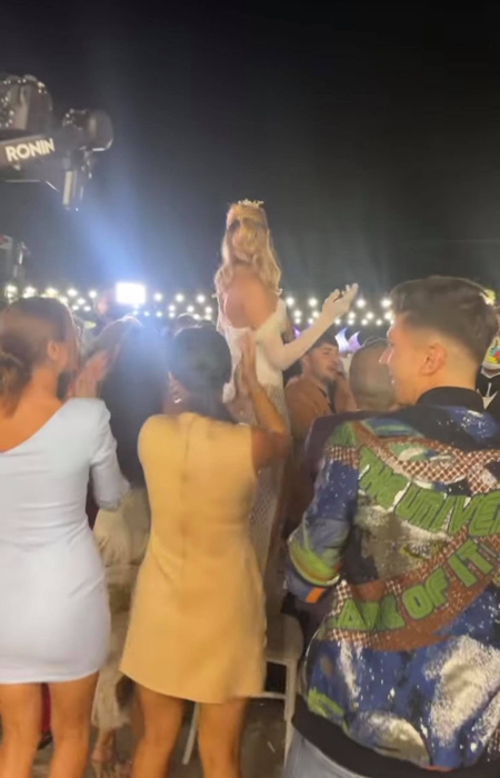 Emily Burghelea, ţinută bizară la nuntă. Cum a apărut blondina în toiul petrecerii
