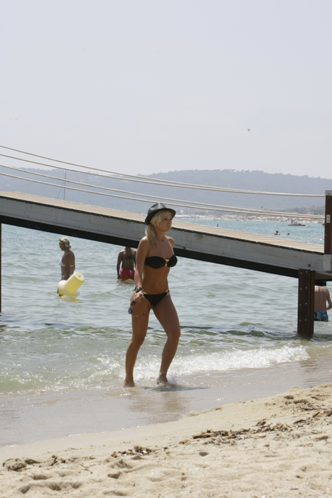 Au apărut în public  în minuscule costume de baie!