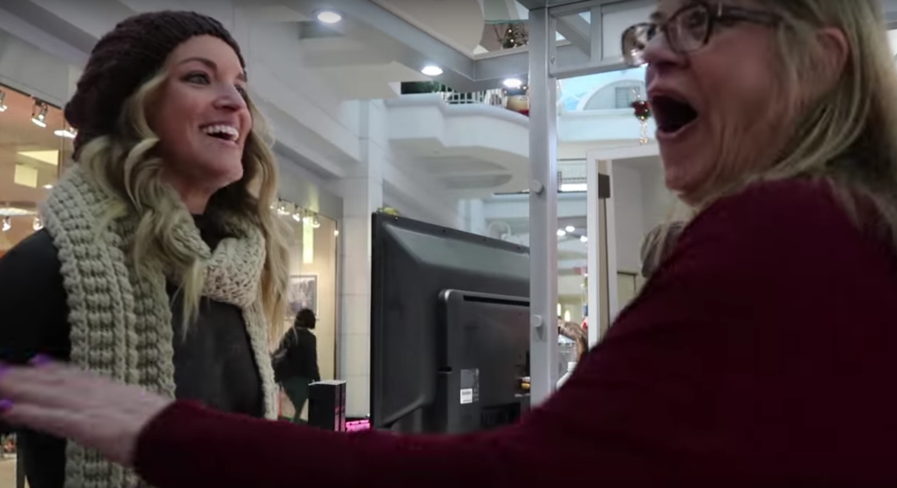 A mers goală puşcă printr-un mall aglomerat, dar nimeni nu şi-a dat seama că e ceva în neregulă! Blondina şi-a dezvăluit secretul abia la final