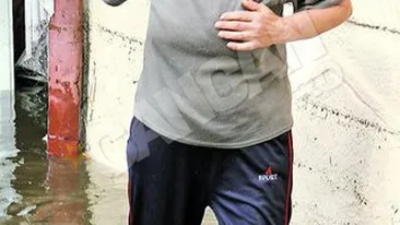 S-au trezit in casa cu apele barajului!