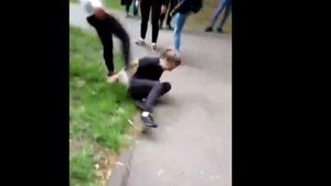Scene incredibile în Timișoara. Elevă bătută cu pumnii și picioarele, sub privirile colegilor