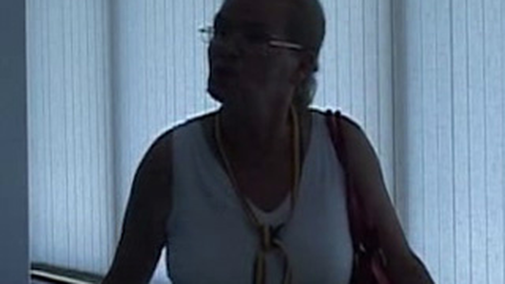 VIDEO  Intamplare halucinanta! O pensionara si-a bagat picioarele in piscina de la Vila Dante: "E a noastra, avem voie sa facem o baie"