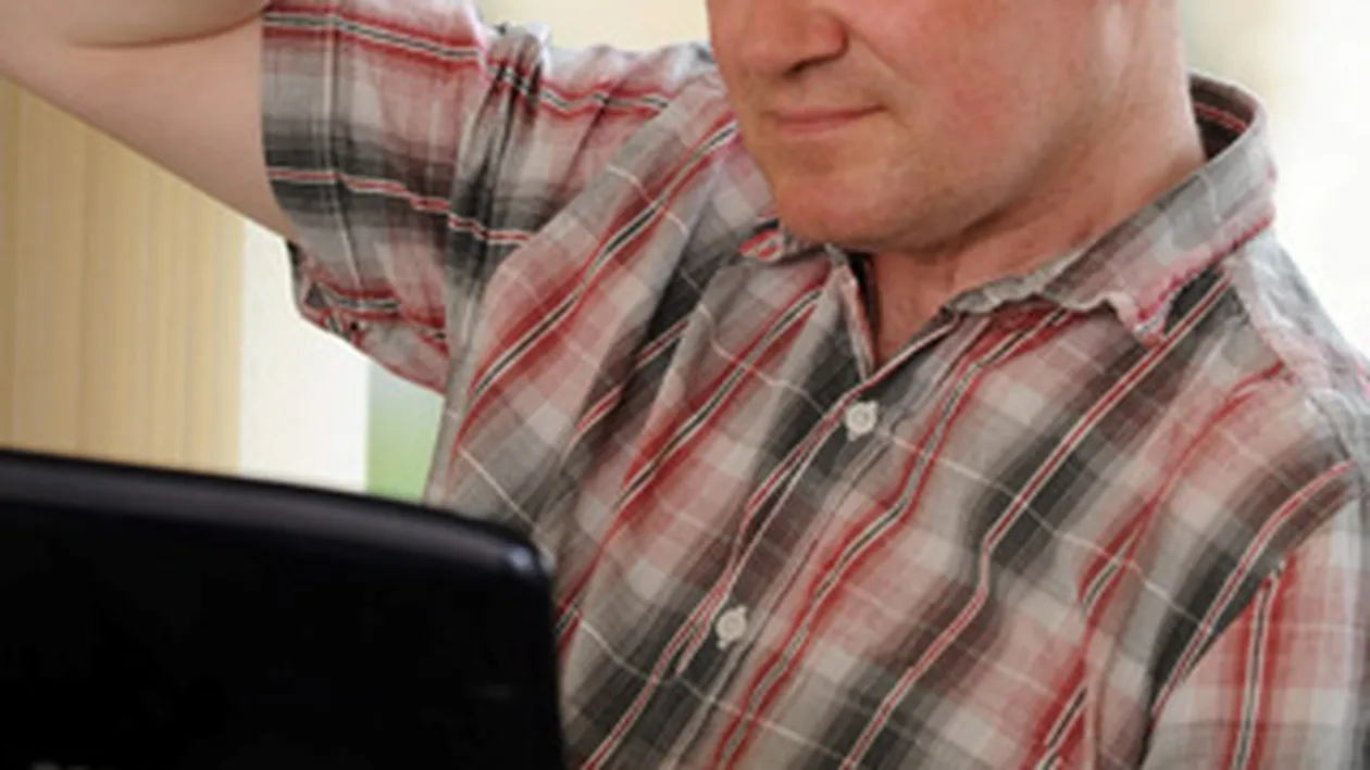 Isi pierde memoria atat de des incat face cunostinta la nesfarsit cu sotia