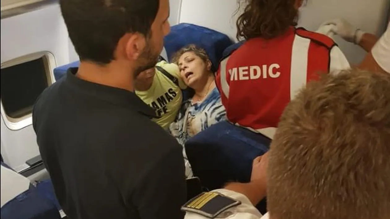 Imagini uluitoare la bordul unui avion Tarom, pe Aeroportul Otopeni! Scandal cu o femeie. Ofițerii de securitate au intervenit cu armele