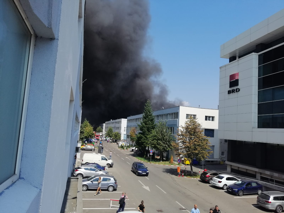 VIDEO. Incendiu puternic pe Strada Biharia din București. „Arde o hală, în întregime”. A fost transmis mesaj prin Ro Alert pentru protecția populației