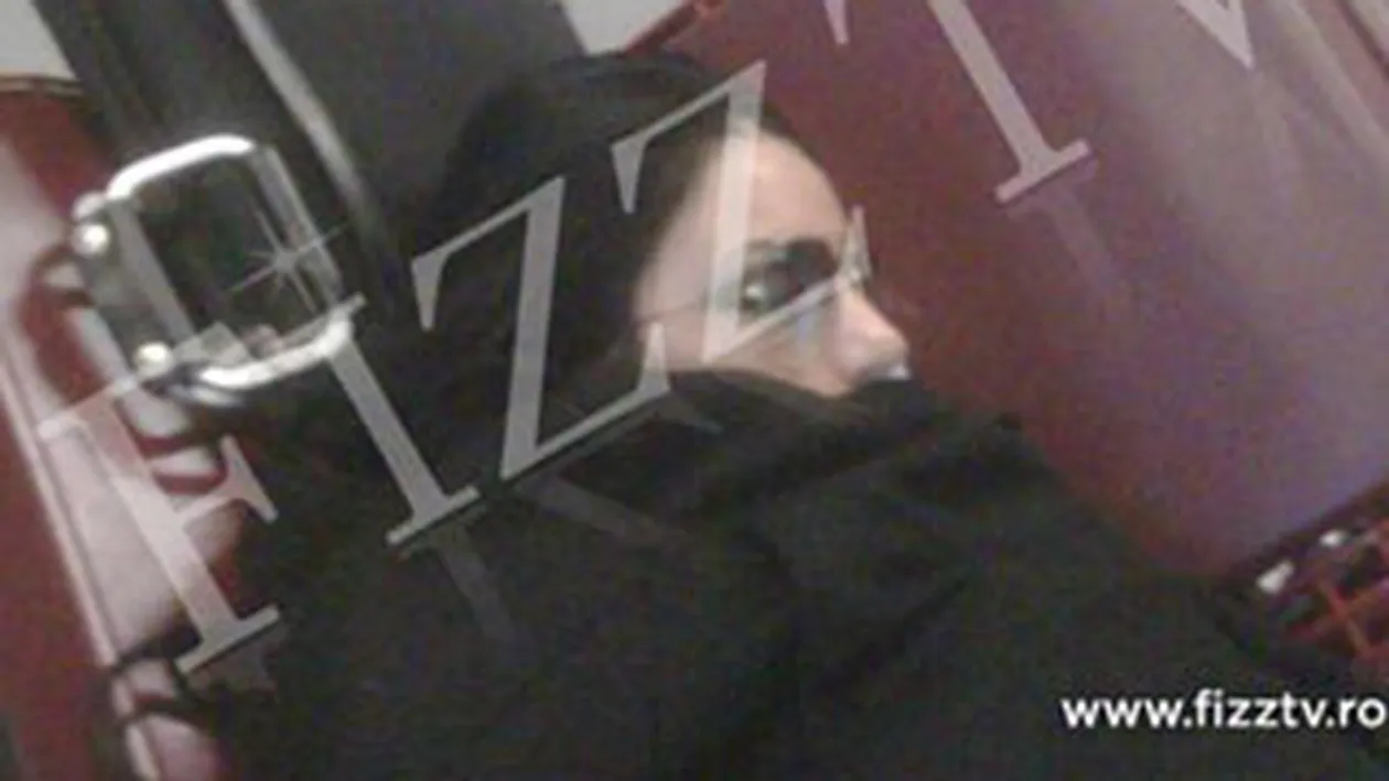 INCREDIBIL! Adelina Pestritu doarme prin aeroporturi!