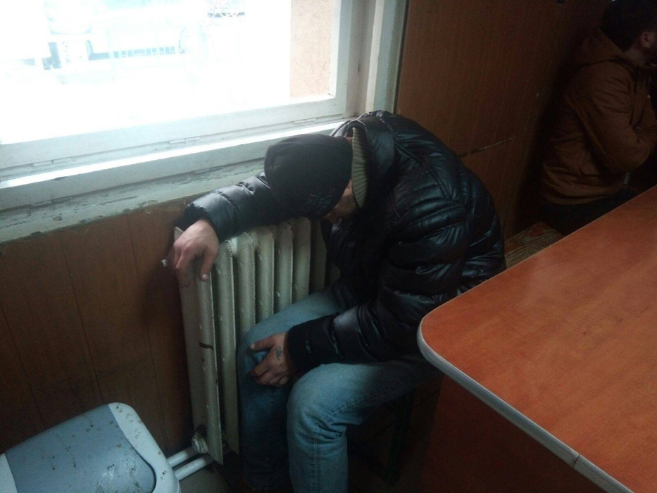 Angajatul unei spălătorii auto din Iaşi a furat o maşină şi a plecat la plimbare prin oraş. Era atât de beat încât a adormit în sediul Poliţiei