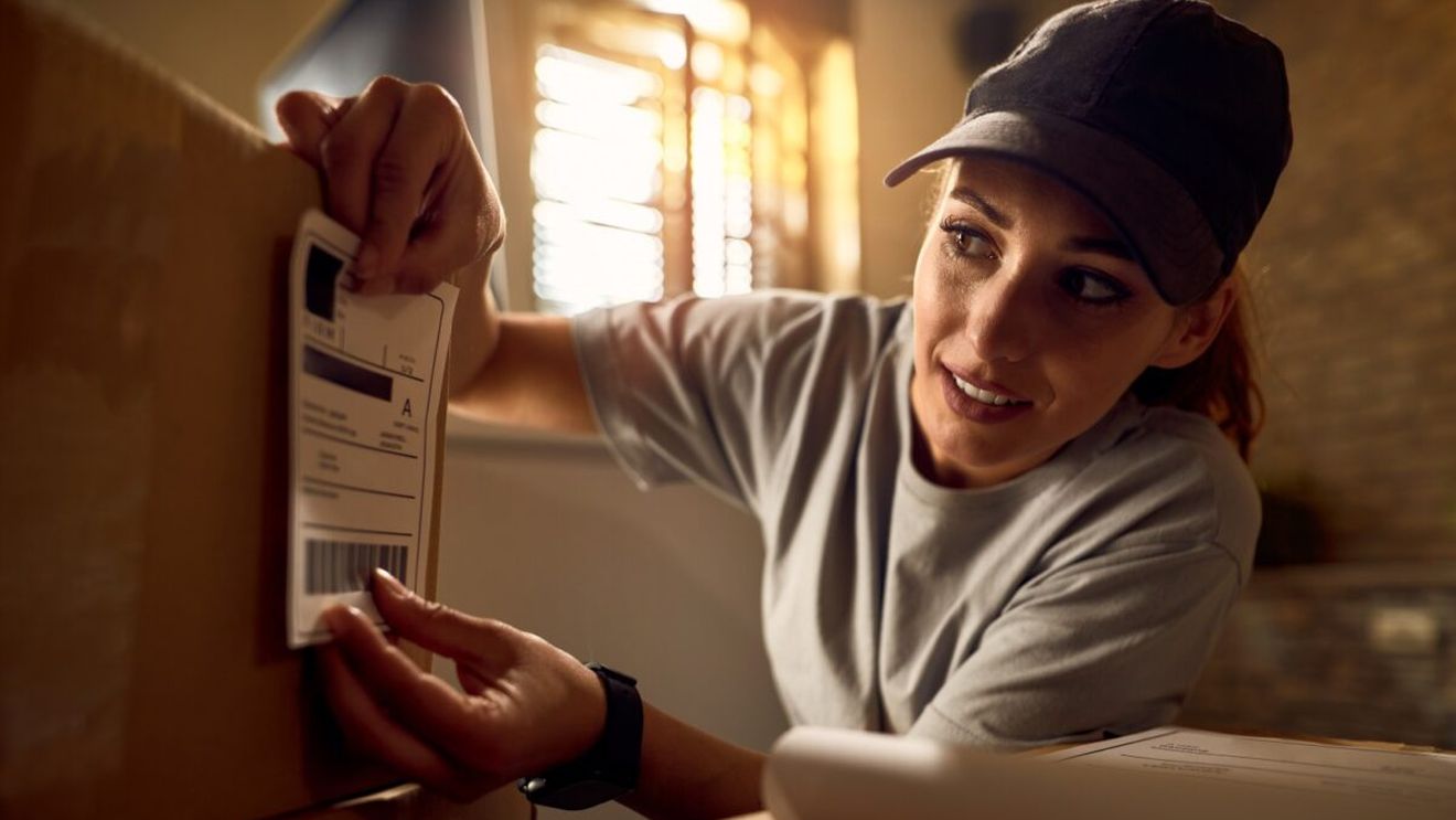 Cum schimbă platformele agregatoare de curieri modul în care românii trimit colete în toată ţara