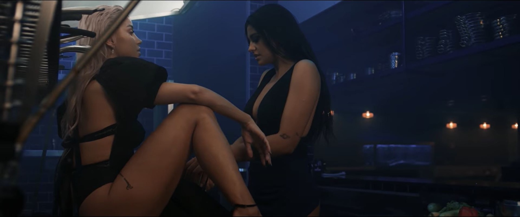 Antonia și Alina Ceușan, filmate în ipostaze ca-n filmele pentru adulți în cel mai nou clip al cântăreței! S-au atins pasional în zone intime și au flirtat una cu cealaltă | VIDEO