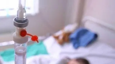 Caz şocant, în Iaşi! O fetiţă e în comă după ce o mătuţă i-a dat pufuleţi îmbibaţi în alcool ca să adoarmă