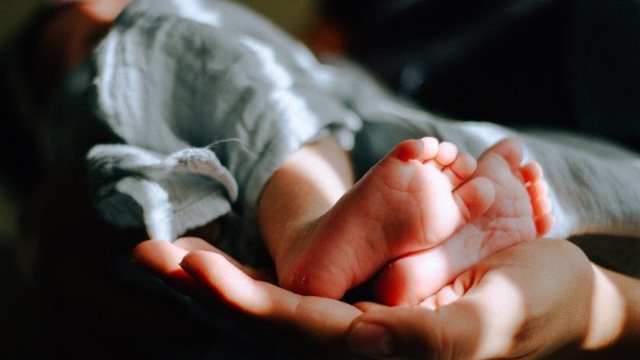 O asistentă medicală a născut un bebeluș cu anticorpi, după ce s-a vaccinat anticoronavirus