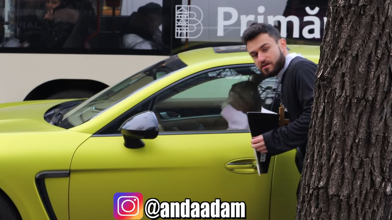 Un preot s-a apropiat de geamul Porsche-ului condus de Anda Adam și i-a cerut bani. Ce a urmat e neașteptat