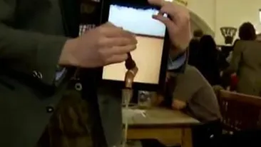 VIDEO Cea mai tare aplicatie de iPad sau magie curata! Tipul asta pune un robinet pe tableta si iti umple paharul cu bere - Video demential