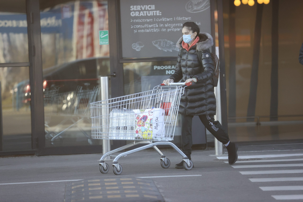 Arabella, soția lui Edward Iordănescu, s-a ocupat de cumpărături, la centrul comercial Băneasa (Foto: CANCAN.RO)