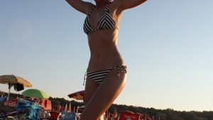 Dana Rogoz a facut plaja in luna de miere! Uite cat de sexy este in costum de baie!