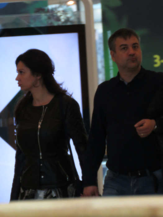 Nicoleta Luciu a mers alături de soţul ei prin mall, iar o perioadă au părut distanţi unul faţă de altul