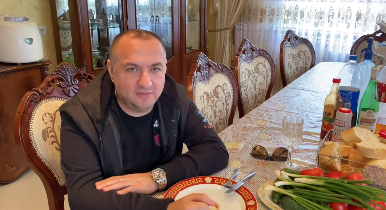 Leo de la Strehaia, în război total cu prima soție: “Nu există șansă de împăcare” + “Merită să meargă să muncească”