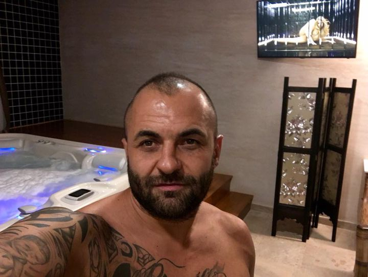 În anul 2006, ”Luș” se bătuse în fața unei discoteci din Mârșa, așa că a fost obligat să plătească o amendă de 4.000 de lei și 6.000 de lei daune morale