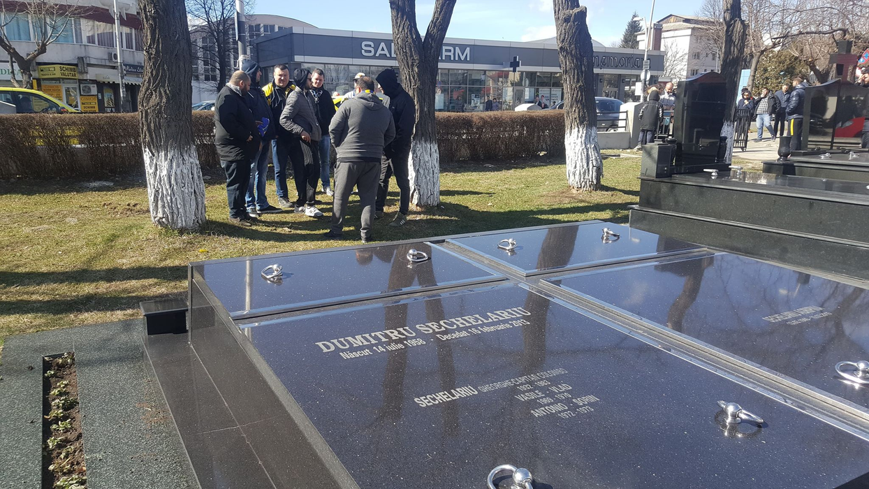 Mormântul lui Dumitru Sechelariu este șters de praf în fiecare zi