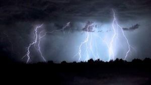 De ce să nu speli vasele când e furtună afară. Puțini români se gândeau la asta