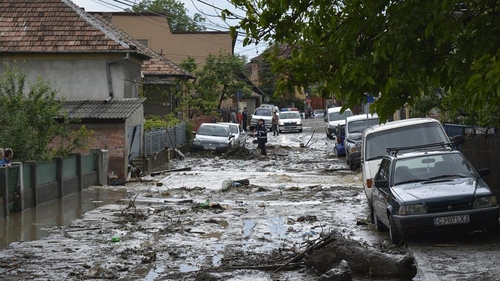 Case inundate și drumuri blocate în județele Timiș și Caraș-Severin, după codul roșu