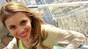 Schimbarea de look cu care Andreea Ibacka si-a incitat fanii! "Arati ca o profesoara sexy!"