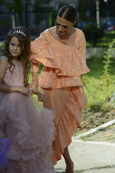 EXCLUSIV. Cum a apărut îmbrăcată Andreea Antonescu la nunta Andreei Bălan. Fiica ei s-a transformat într-o adevarată domnișoară