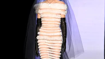 E femeie? E barbat? Nu conteaza, e mireasa colectiei!