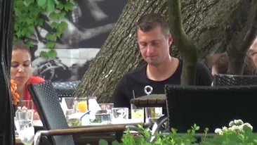 Baiatul rau de la “nationala” s-a facut de ras la o terasa de fite! Tamas a fost filmat in compania unei… limonade
