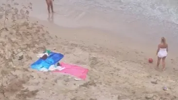 Au facut asta pe o plaja fara pic de rusine! Vezi cum joaca fotbal doi tineri goi, in fata a zeci de oameni!