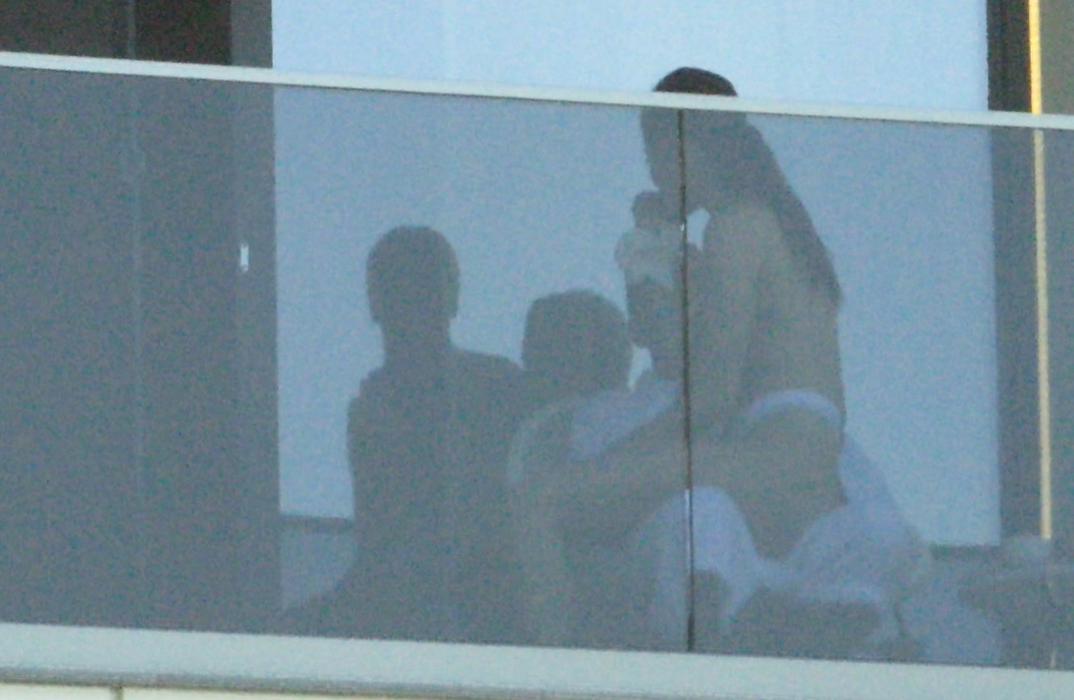 Denisa Hodișan și Flick, show erotic în balconul hotelului, la mare