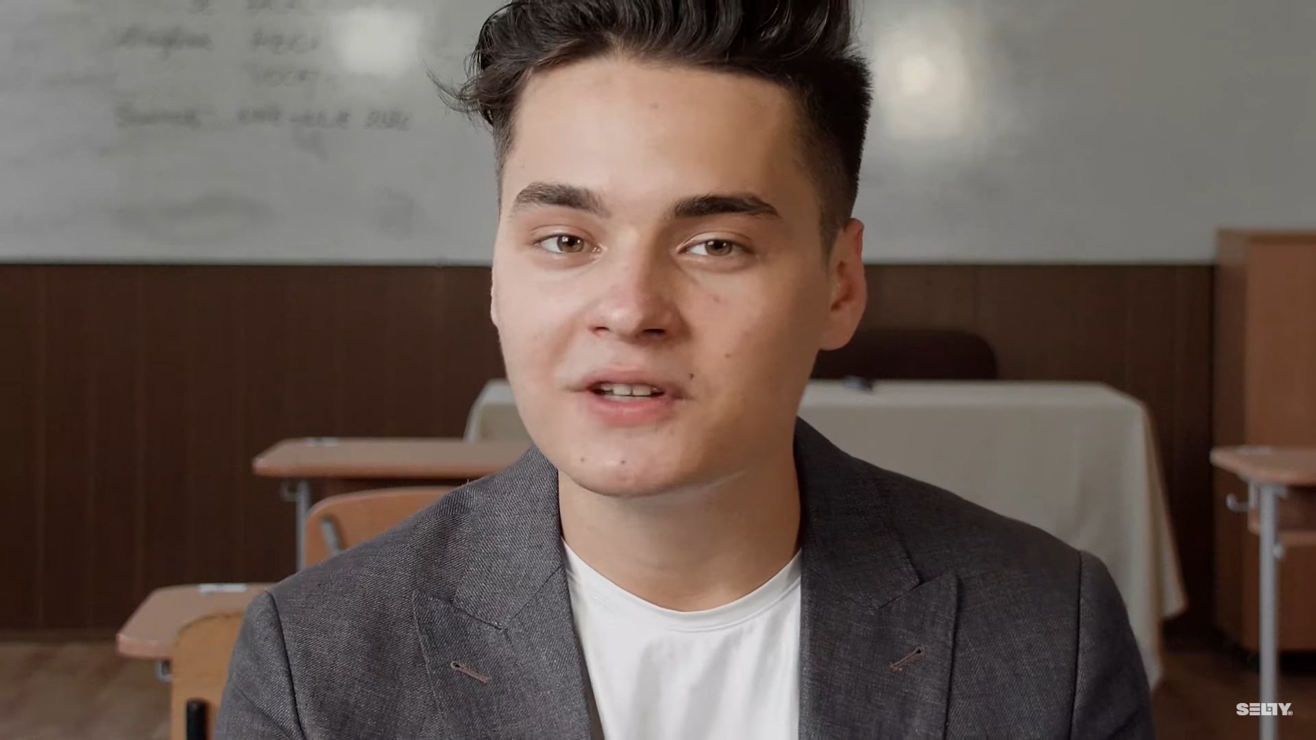 Selly își lansează de Ziua României propriul show de dezbatere. Cum arată mega-platoul din care va modera emisiunea