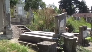 Scene desprinse din filmele de groaza intr-un cimitir din Dej! Profanatorii de morminte au aruncat cadavrele pe alei!