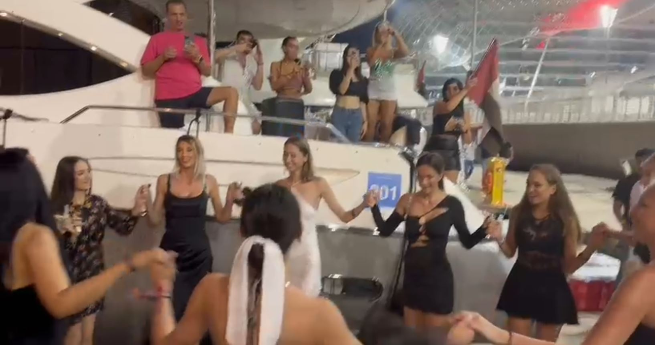 România e prezentă la CM din Qatar! Mai multe “bunăciuni” au făcut senzație, lângă un yacht, și au atras privirile tuturor | VIDEO