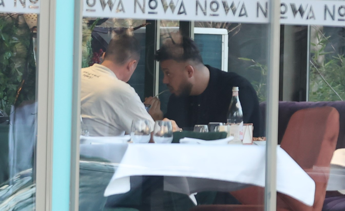 Gabi Bădălău ia prânzul alături de un amic (SURSA FOTO: CANCAN.RO)