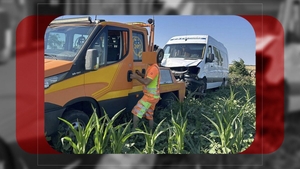 Tragedie în Arad. Șoferul unui microbuz cu pasageri a murit după ce i s-a făcut rău la volan. Vehiculul a ajuns în câmp