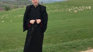 Noi dezvăluiri tulburătoare despre preotul Pomohaci! Transsexualul Geanina susţine că a întreţinut relaţii intime cu părintele
